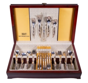 CASED 1847 ROGERS BROS "FLAIR" SILVER-PLATE FLATWARE