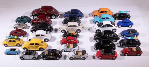 GROUP (30) MODERN VW BEETLE TOYS/MODELS