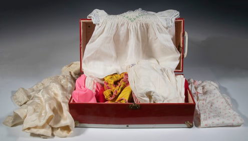 1950'S-60'S COLLECTION OF HANDMADE DOLL DRESSES IN A RED AND WHITE METAL TRUNK