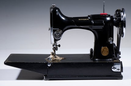 SINGER FEATHERWEIGHT 221 SEWING MACHINE