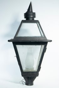 OUTDOOR CARRRIAGE HOUSE STYLE POLE LAMP, ELECTRIC