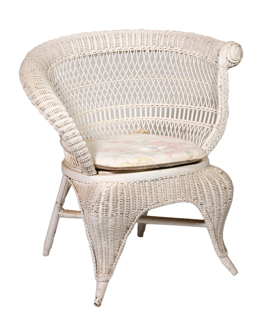 WHITE PAINTED BAR HARBOR STYLE PHOTOGRAPHER'S CORNER CHAIR, CIRCA 1900 (1 of 2)