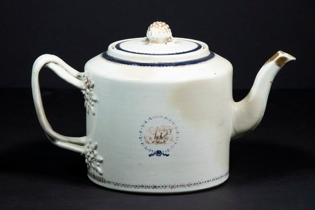 CHINESE EXPORT PORCELAIN ARMORIAL TEAPOT (1 of 2)
