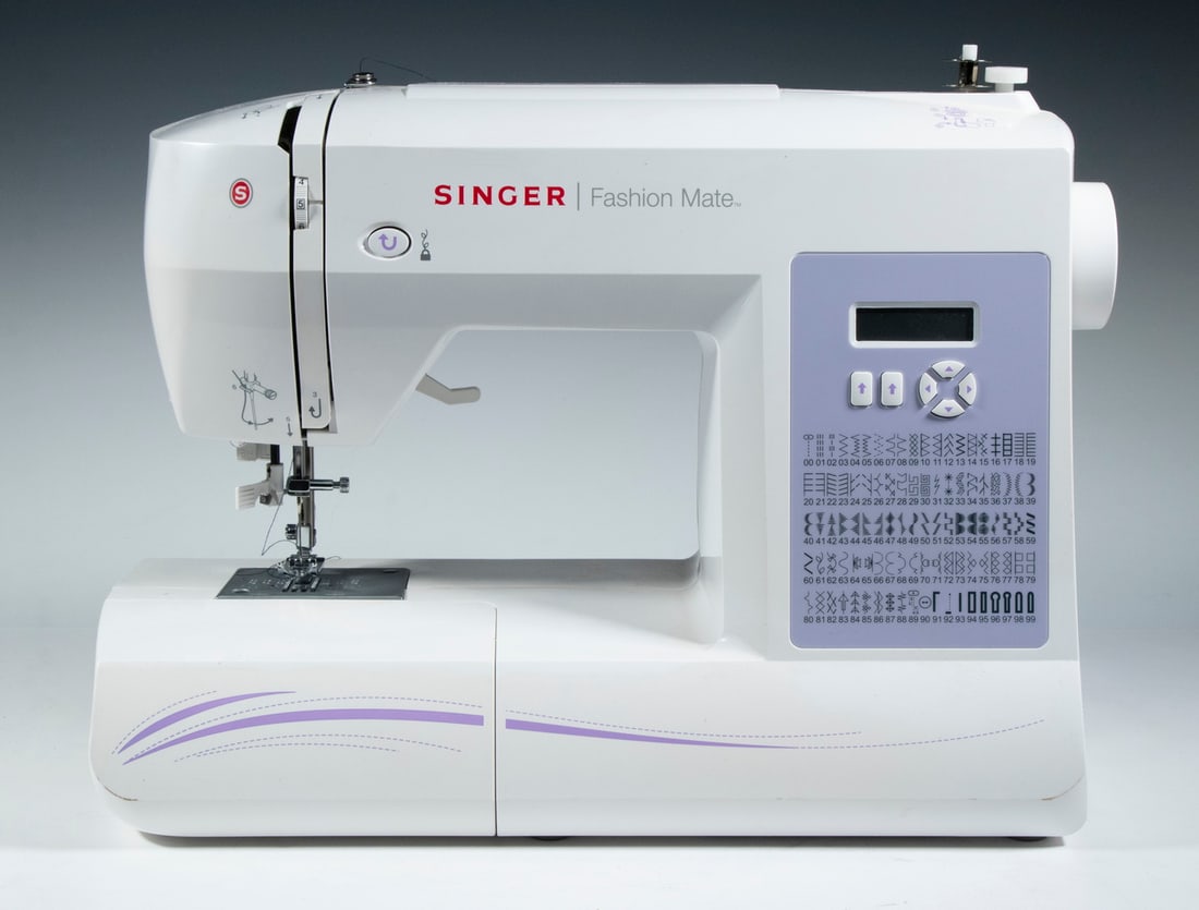 NEW SINGER FASHION MATE 5560 SEWING MACHINE: NEW SINGER FASHION MATE 5560 SEWING MACHINEFull Size Sewing Machine that offers (203) stitch applications, with extension table, foot control, hard storage cover, and quick start guide, machine: 12 1/