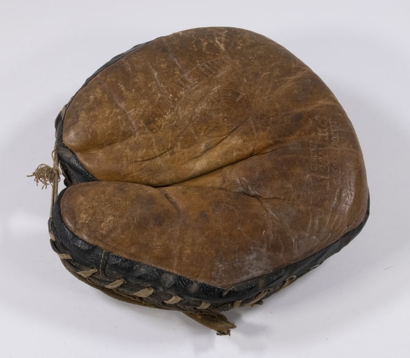 EARLY 1900s MIDCO SPORTING GOODS BOY'S LEAGUE CATCHERS MITT: EARLY 1900s MIDCO SPORTING GOODS BOYS' LEAGUE CATCHERS MITT With "Steer Hide Grease Pocket", stamped with the MIDCO trademark, suede backed, oilcloth lined. Worn, but not mildewed or musty. OS