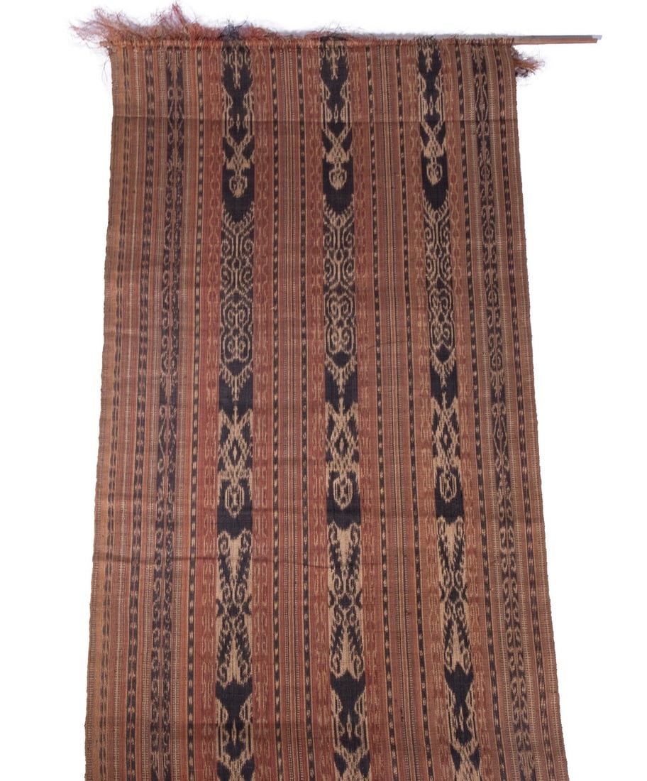 MACRA WEAVING WITH HORSEHAIR ON LOOM: MACRA WEAVING WITH HORSEHAIR ON LOOM Linear geometric pattern. 26" wide fabric, 34" batten, etc. OS: 26 x 34 in. (66 x 86.4 cm.)