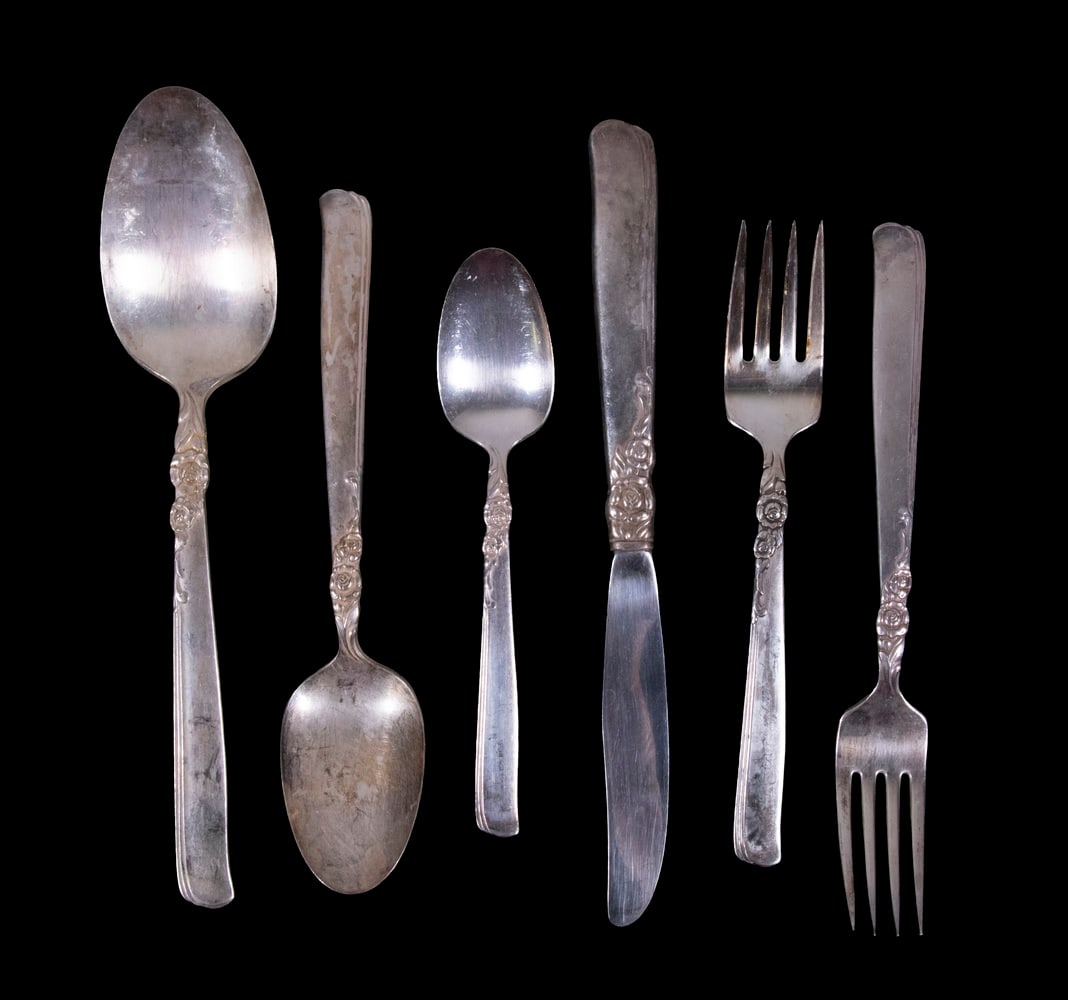 ONEIDA PRESTIGE SILVERPLATE FLATWARE, "GAY ADVENTURE" PATTERN: ONEIDA PRESTIGE SILVERPLATE FLATWARE, "GAY ADVENTURE" PATTERN (42) Piece Set, incl: (9) Knives; (4) Forks; (8) Salad forks; (11) Teaspoons; (9) Soup spoons; and (1) Serving spoon.