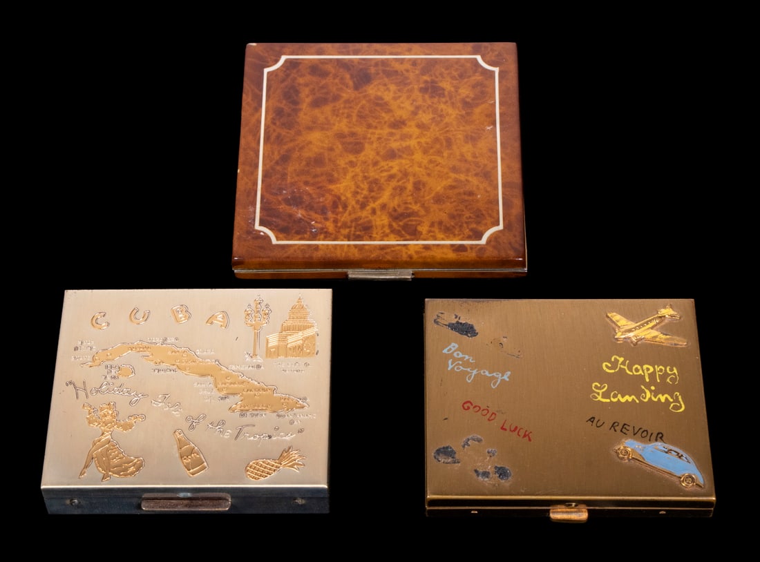(3) VINTAGE LADIES COMPACTS: (3) VINTAGE LADIES COMPACTS All with mirrors to lid interior, including: Souvenir of Cuba, "Holiday Isle of the Tropics", 2 3/8" x 2 3/4" x 1/2"; Bon Voyage compact, lid with affixed airplane and