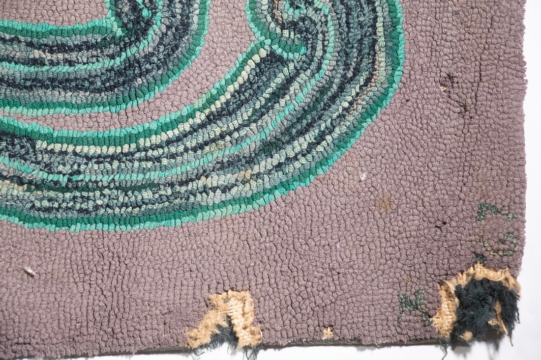 HOOKED RUG MAPLE LEAVES MID 20TH . - 2