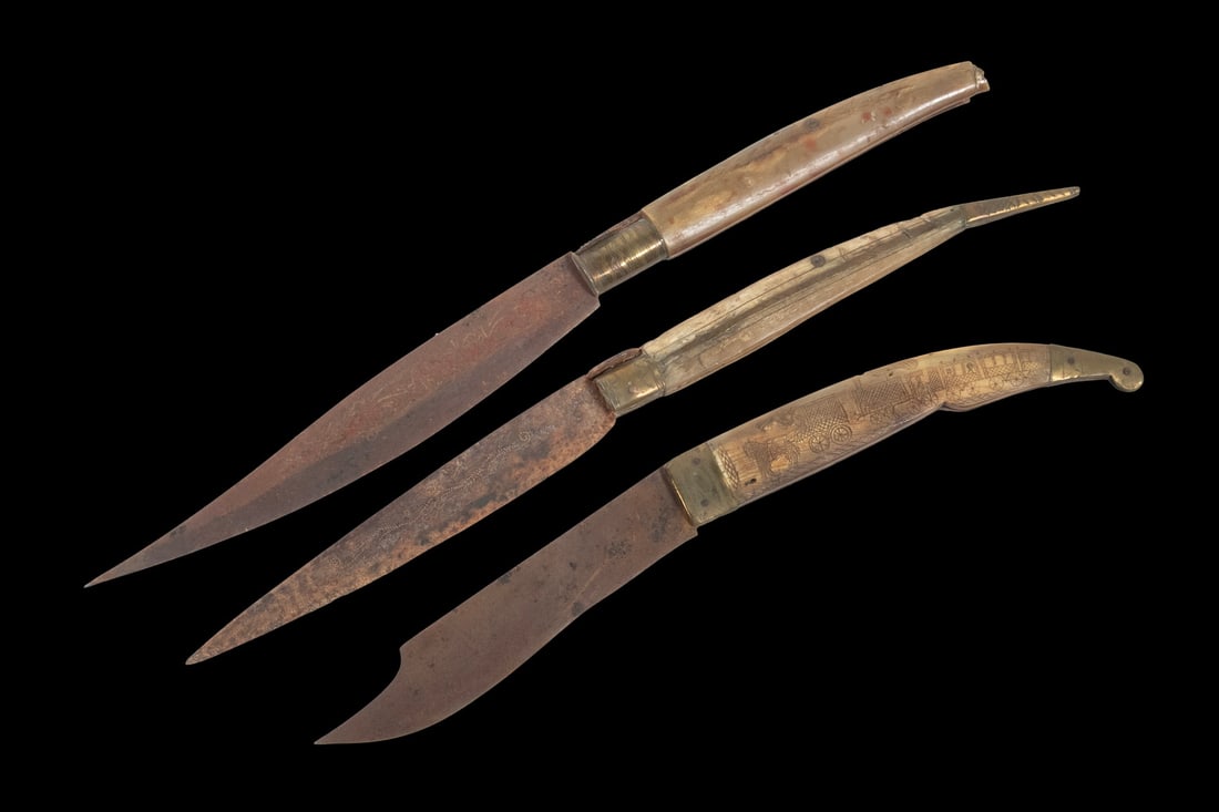 (3) 19TH C. HORN HANDLED LAGUIOLE KNIVES: (3) 19TH C. HORN HANDLED LAGUIOLE KNIVES Steel blades, folding into handle, each with different design and decor, the smallest engraved with early horse drawn railroad on one side of handle and men