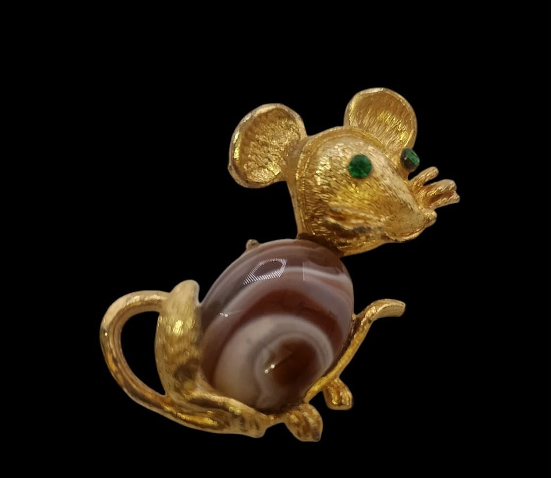 Super cute agate mouse brooch: In very nice condition, beautiful agate belly, unsigned, 1.5". WE OFFER IN-HOUSE SHIPPING VIA UPS AS WELL AS LIVE SHIPPING AND LOCAL PICK UP!