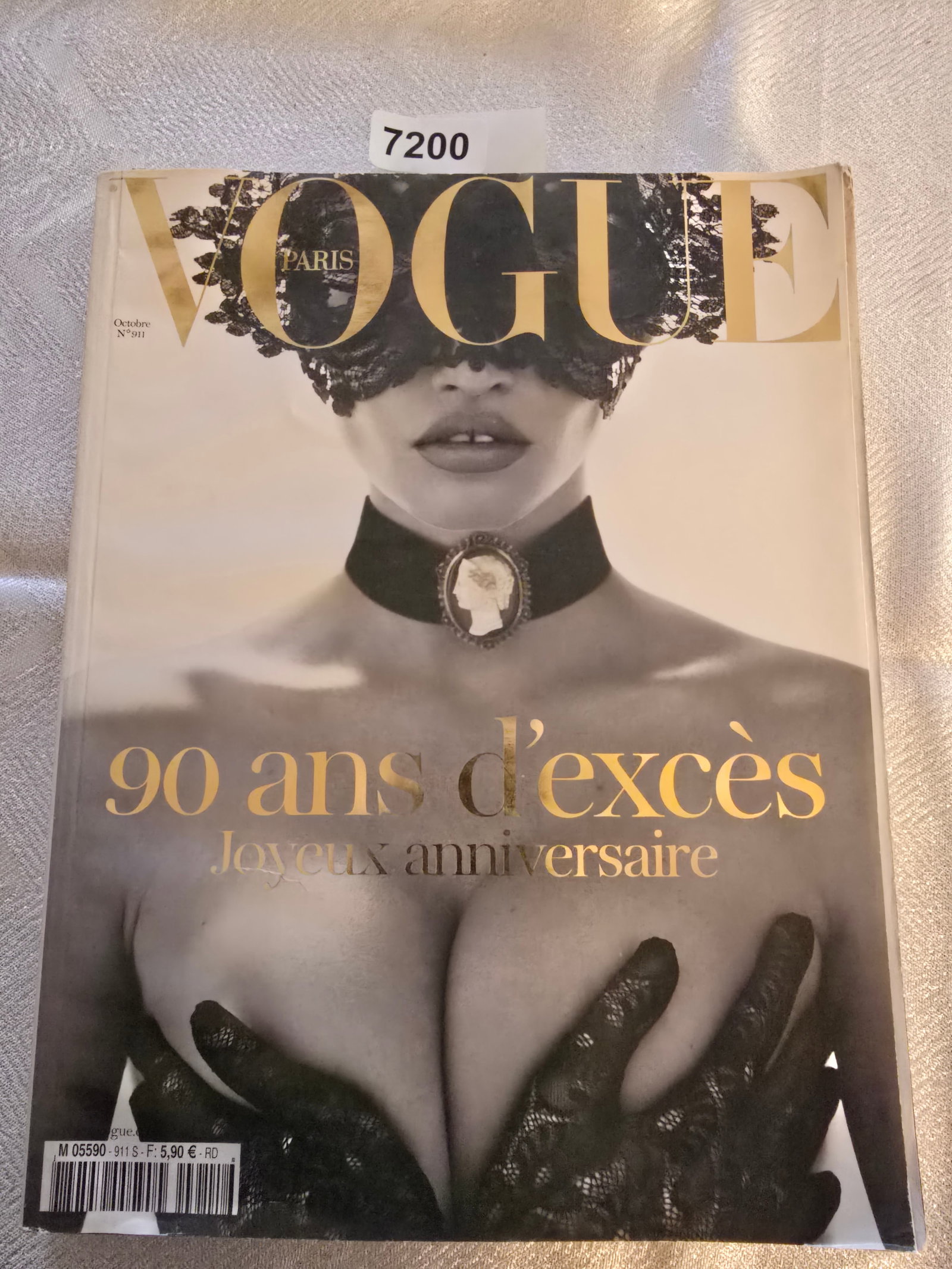 VOGUE PARIS #911 NOVEMBER 2003 90TH ANNIVERSARY MAGAZINE: VOGUE PARIS #911 NOVEMBER 2003 90TH ANNIVERSARY MAGAZINE, IT HAVE SOME CREASES, WEAR ETC. THESE ARE ALL OLD.