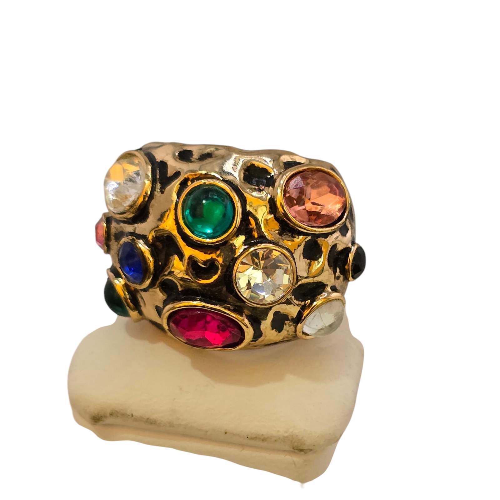 VINTAGE 80S HAMMERED AND GLASS SIZE 6.5 RING: VINTAGE 80S HAMMERED AND GLASS SIZE 6.5 RING, VERY GOOD CONDITION. WE OFFER IN-HOUSE SHIPPING AS WELL AS LIVE SHIPPING AND LOCAL PICK UP! Please note: In-house shipping is not quoted on the auction. T