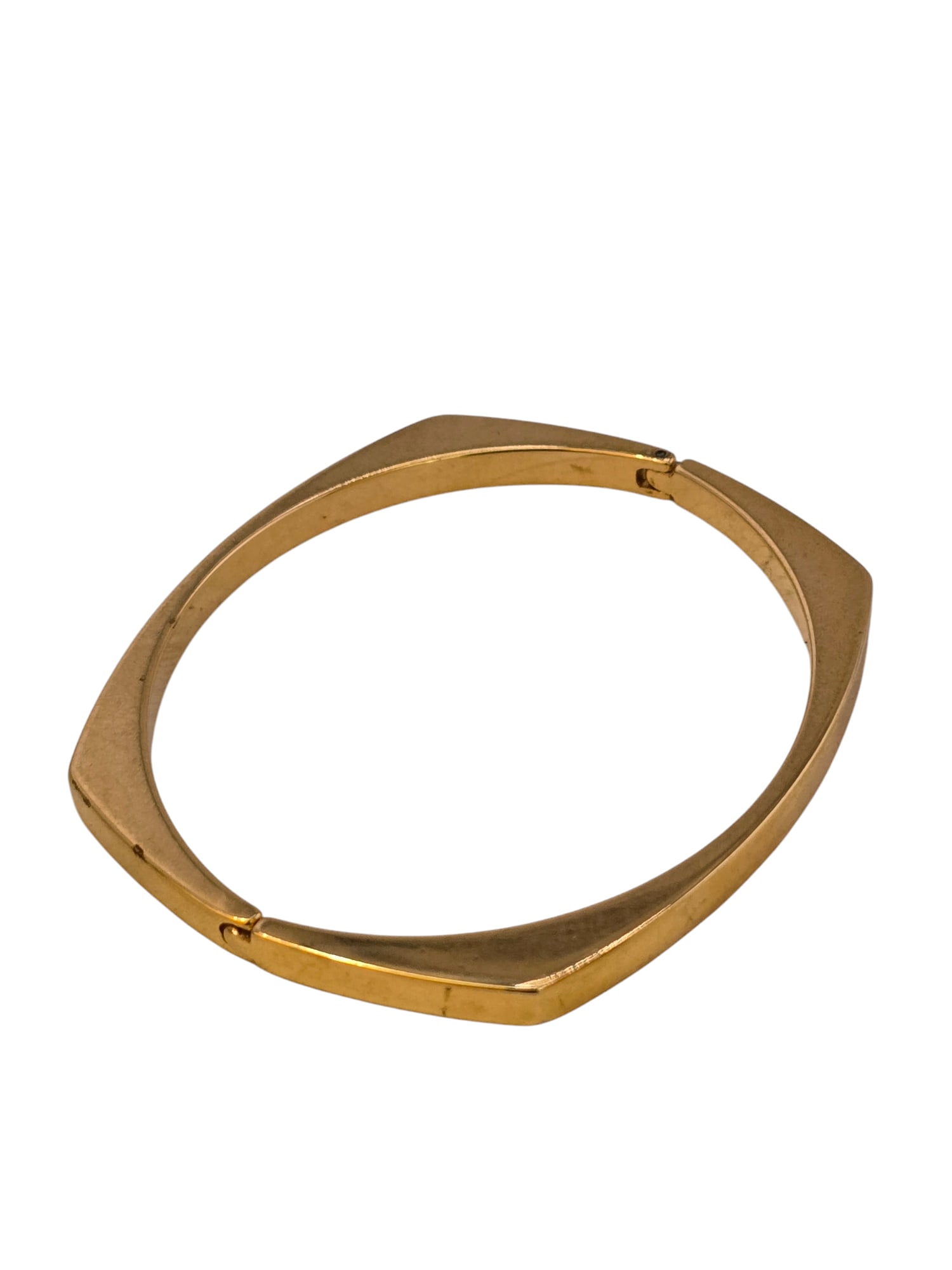 VINTAGE 80S HEAVY MODERNIST GOLDTONE BANGLE BRACELET: VINTAGE 80S HEAVY MODERNIST GOLDTONE BANGLE BRACELET. IN VERY GOOD CONDITION, A FEW MARKS TO THE METAL. WE OFFER IN-HOUSE SHIPPING AS WELL AS LIVE SHIPPING AND LOCAL PICK UP! Please note: In-house shi
