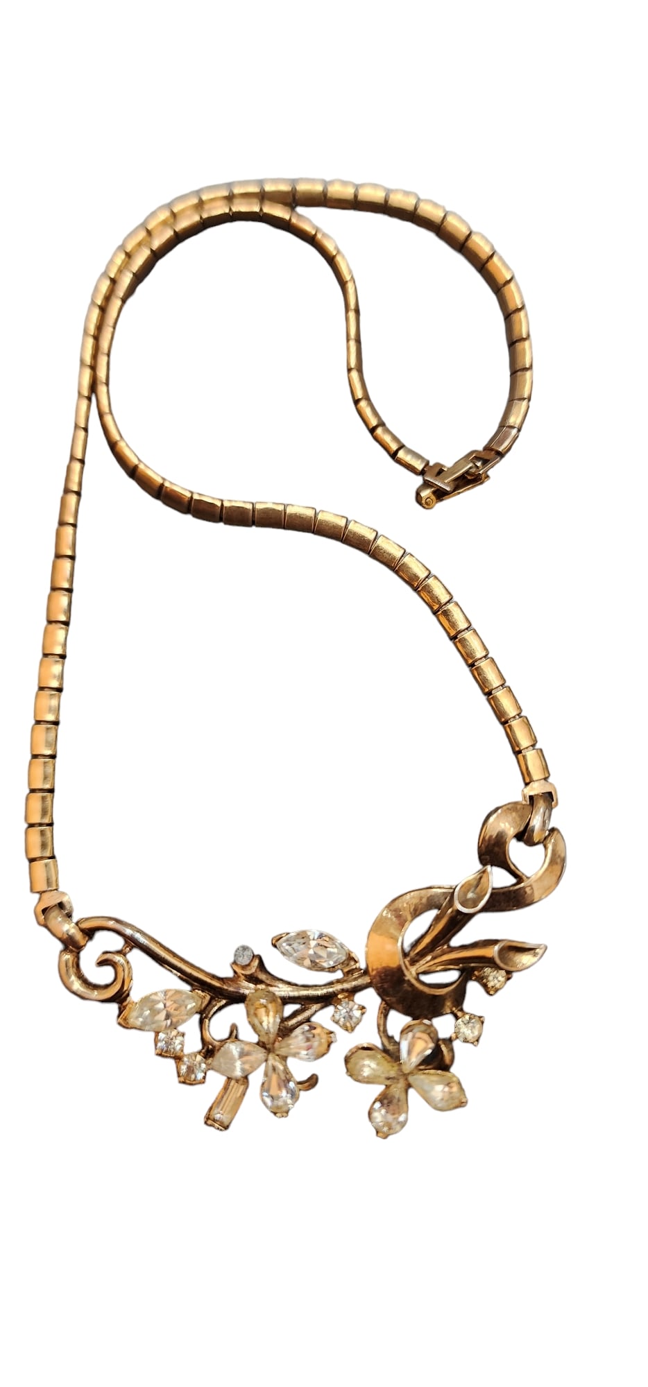 VINTAGE UNSIGNED TRIFARI STYLE NECKLACE: VITNTAGE UNSIGNED TRIFARI STYLE NECKLACE, UNSIGNED, LOOKS VERY MUCH LIKE TRIFARI, WELL MADE, 16". WE OFFER IN-HOUSE SHIPPING AS WELL AS LIVE SHIPPING