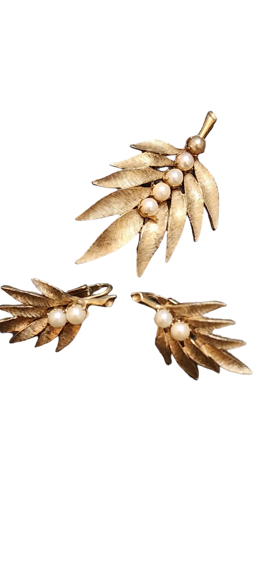 VINTAGE MATTE GOLD AND FAUX PEARL FEATHER BROOCH SET UNSIGNED: VINTAGE MATTE GOLD AND FAUX PEARL FEATHER BROOCH SET UNSIGNED, BROOCH 2.25", EARRINGS CLIPS 1.5". WE OFFER IN-HOUSE SHIPPING AS WELL AS LIVE SHIPPING