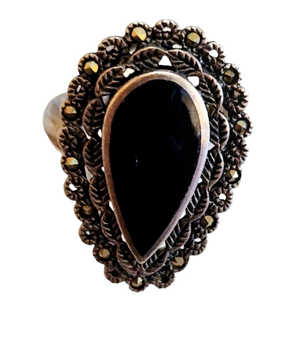 VINTAGE STERLING ONYX AND MARCASITE RING SIZE 8 (1 of 6)