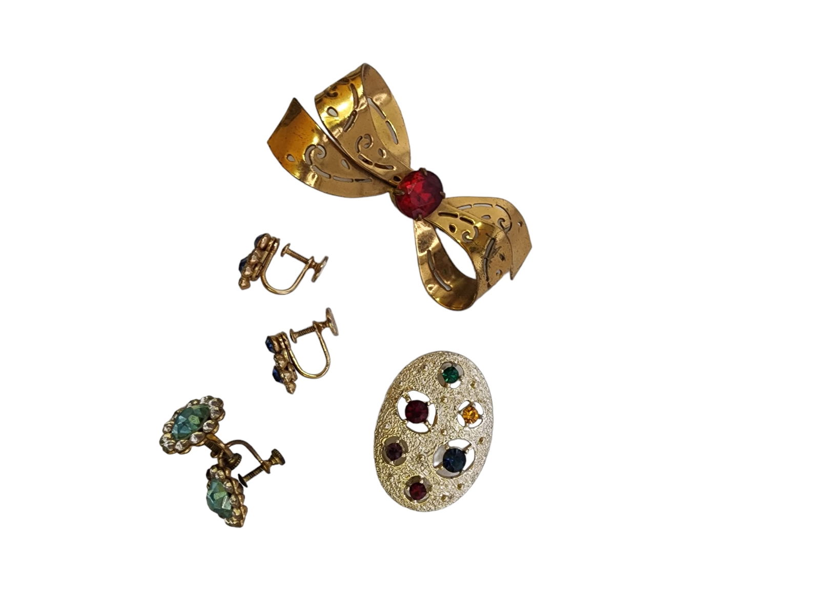 ASST VINTAGE BROOCH AND EARRING SET BROOCHES ARE SIGNED: ASST VINTAGE BROOCH AND EARRING SET BROOCHES ARE SIGNED. BROOCHES ARE SIGNED EMMONS AND CORO. WE OFFER IN-HOUSE SHIPPING AS WELL AS LIVE SHIPPING