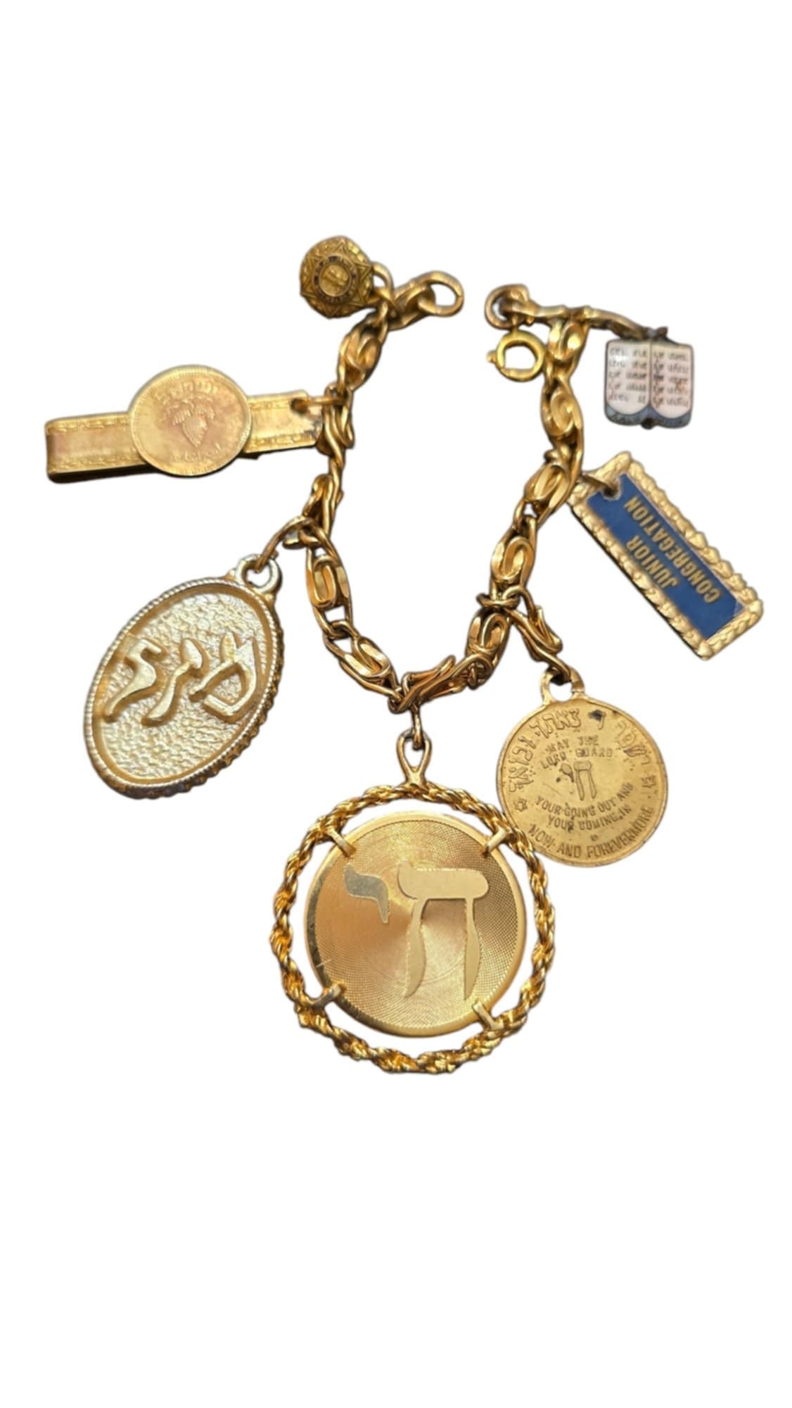 VINTAGE HEAVY JUDAIC CHARM BRACELET: VINTAGE HEAVY JUDAIC CHARM BRACELET, 7.5". IN VERY GOOD CONDITION, BACKS ON FEW ARE NOT GREAT. 1 HAS A POINT ON IT, WAS A TAC PREVIOUSLY. WE OFFER IN-HOUSE SHIPPING AS WELL AS LIVE SHIPPING AND LOCAL 