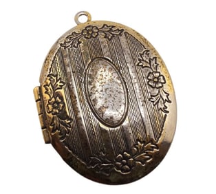 VINTAGE GOLDTONE BURNISHED LOCKET