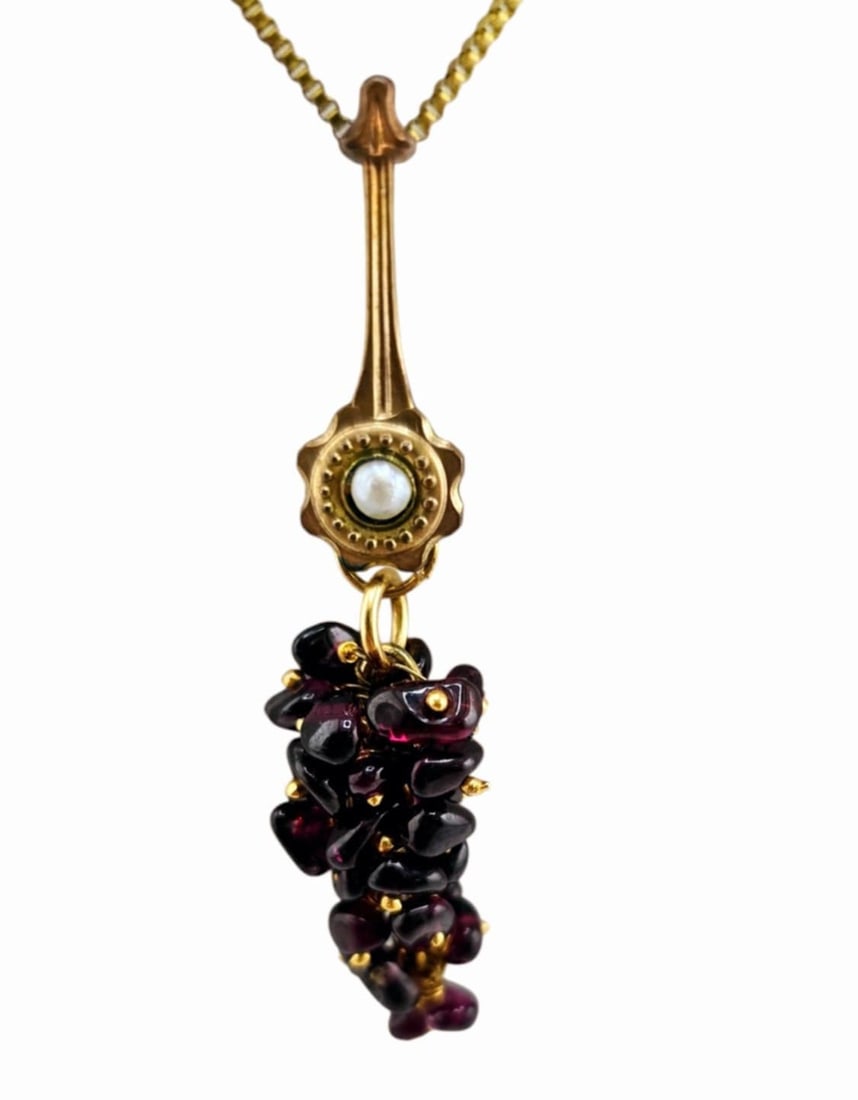 ANTIQUE VICTORIAN GARNET/GLASS CHIP GRAPE AND GOLD FILLED PENDANT NECKLACE: ANTIQUE VICTORIAN GARNET/GLASS CHIP GRAPE AND GOLD FILLED PENDANT NECKLACE, 23". IN VERY GOOD CONDITION, TESTS HIGHER THAN GLASS ON PRESIDIUM. I BELIVE THEY ARE GARNET, IF NOT GLASS. BOX CHAIN NECKLAC