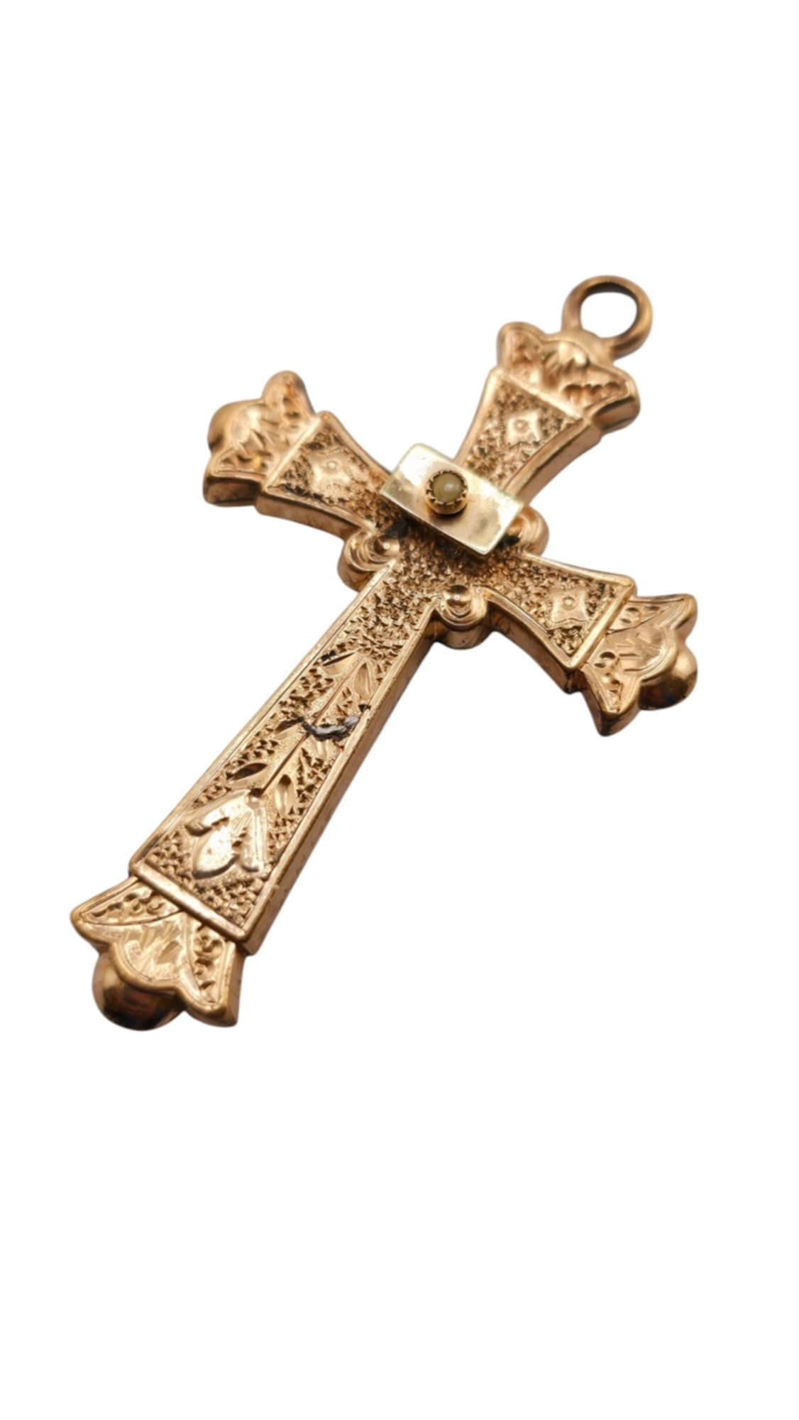ANTIQUE GOLD FILLED HIGHLY DETAILED CROSS DIMENSIONAL CROSS PENDANT WITH PEARL: ANTIQUE GOLD FILLED HIGHLY DETAILED CROSS DIMENSIONAL CROSS PENDANT WITH PEARL, 2". IN VERY GOOD CONDITION, STUNNING PIECE! WE OFFER IN-HOUSE SHIPPING AS WELL AS LIVE SHIPPING AND LOCAL PICK UP! Pleas