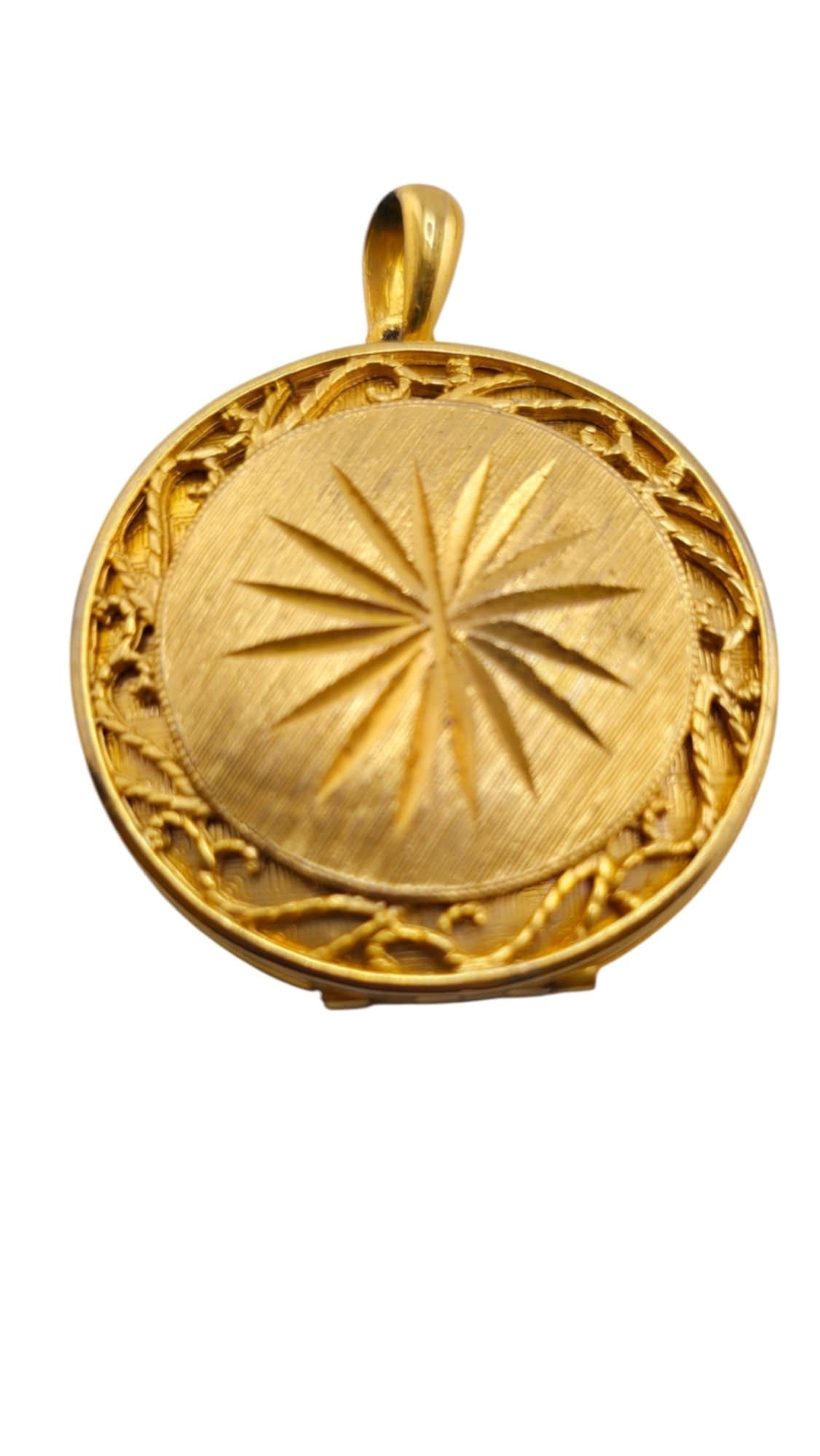 VINTAGE MCM MATTE GOLD FLORENTINE LOCKET: VINTAGE MCM MATTE GOLD FLORENTINE LOCKET, 1.5". IN VERY GOOD CONDITION, NICE WEIGHT! WE OFFER IN-HOUSE SHIPPING AS WELL AS LIVE SHIPPING AND LOCAL PICK UP! Please note: In-house shipping is not quoted