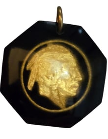 ANTIQUE UNIQUE INDIAN HEAD IN EARLY TYPE RESIN PLASTIC PENDANT