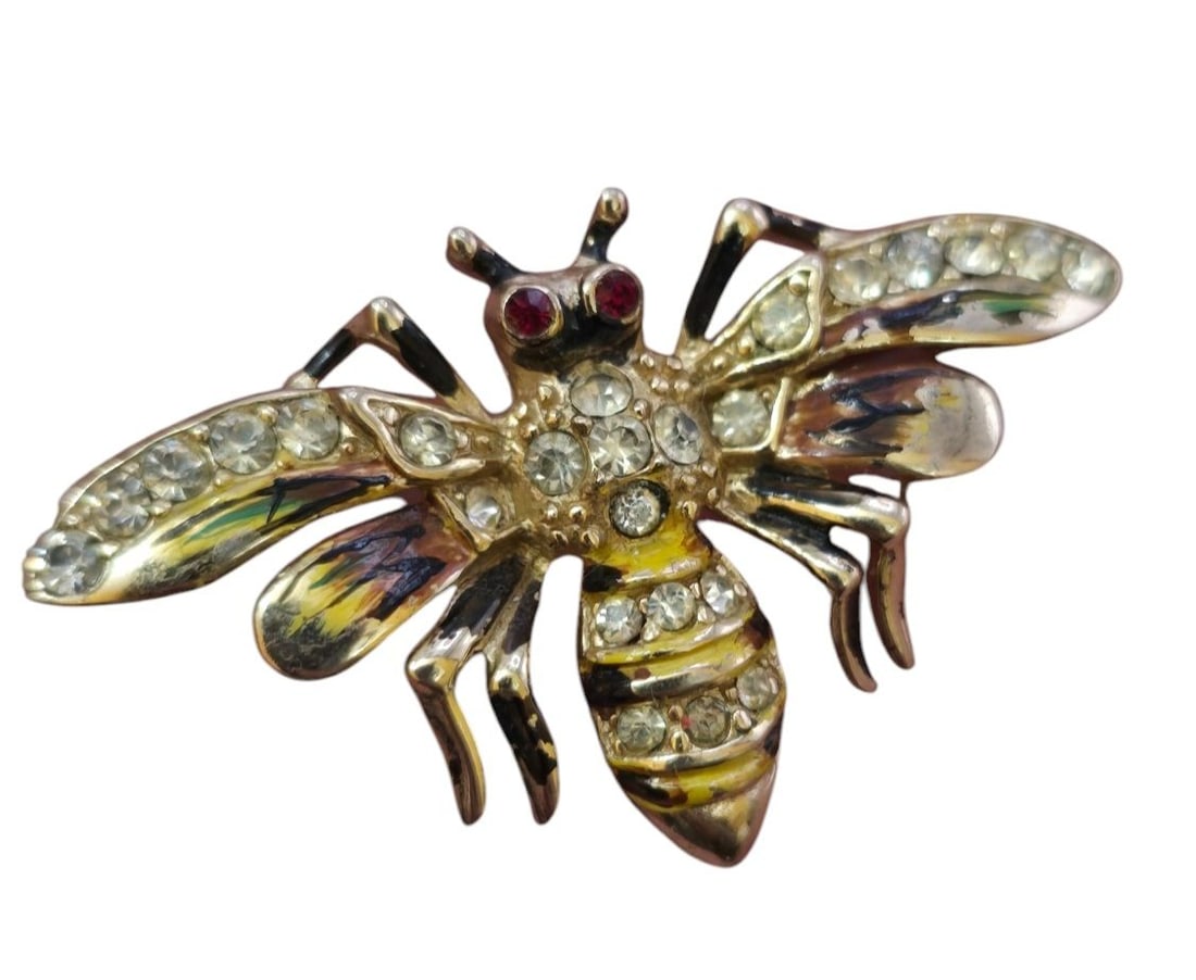 UNSIGNED VERIFIED CORO RHINESTONE AND ENAMELED 1942 PAT #133,477 BEE BROOCH: UNSIGNED VERIFIED CORO RHINESTONE AND ENAMELED 1942 PAT #133,477 BEE BROOCH, ABSOLUTELY BEAUTIFUL, UNSIGNED, IN VERY NICE CONDITION. SEE THE ATTACHED N&N PHOTO, CONFIRMING, ALL STONES ARE THERE, A FEW