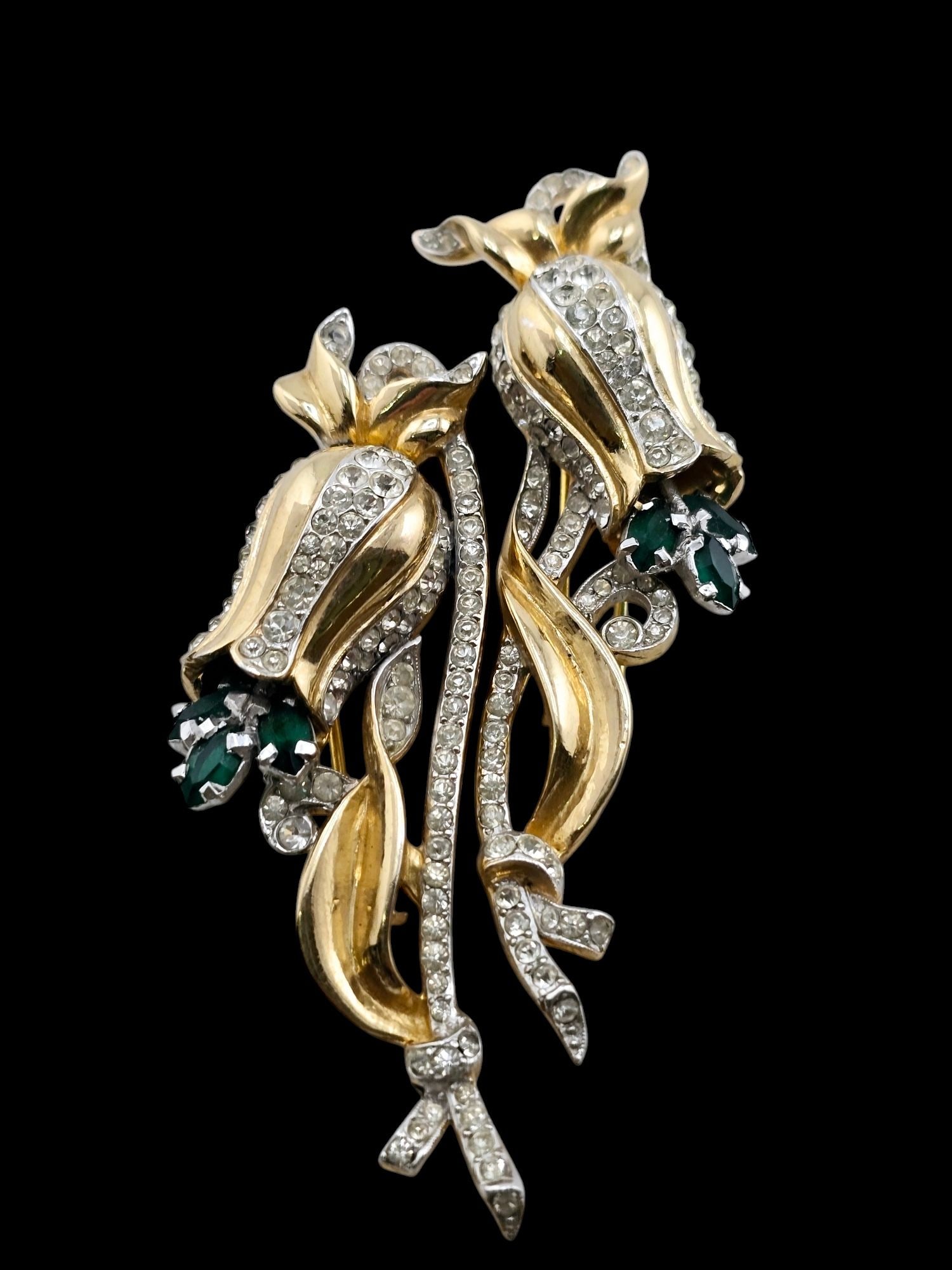 BEAUTIFUL UNMARKED BELL FLOWER RHINESTONE PAIR OF FUR CLIPS: WHILE I COULD NOT FIND ANY MARKED WHILE RESEARCHING, THEY LOOK A LOT LIKE CORO, BUT ALSO COULD NOT FIND THEM UNDER THE PATENTS.THEY ARE IN FABULOUS CONDITION, STONES ARE THERE, AND LOOK ORIGINAL.THE P