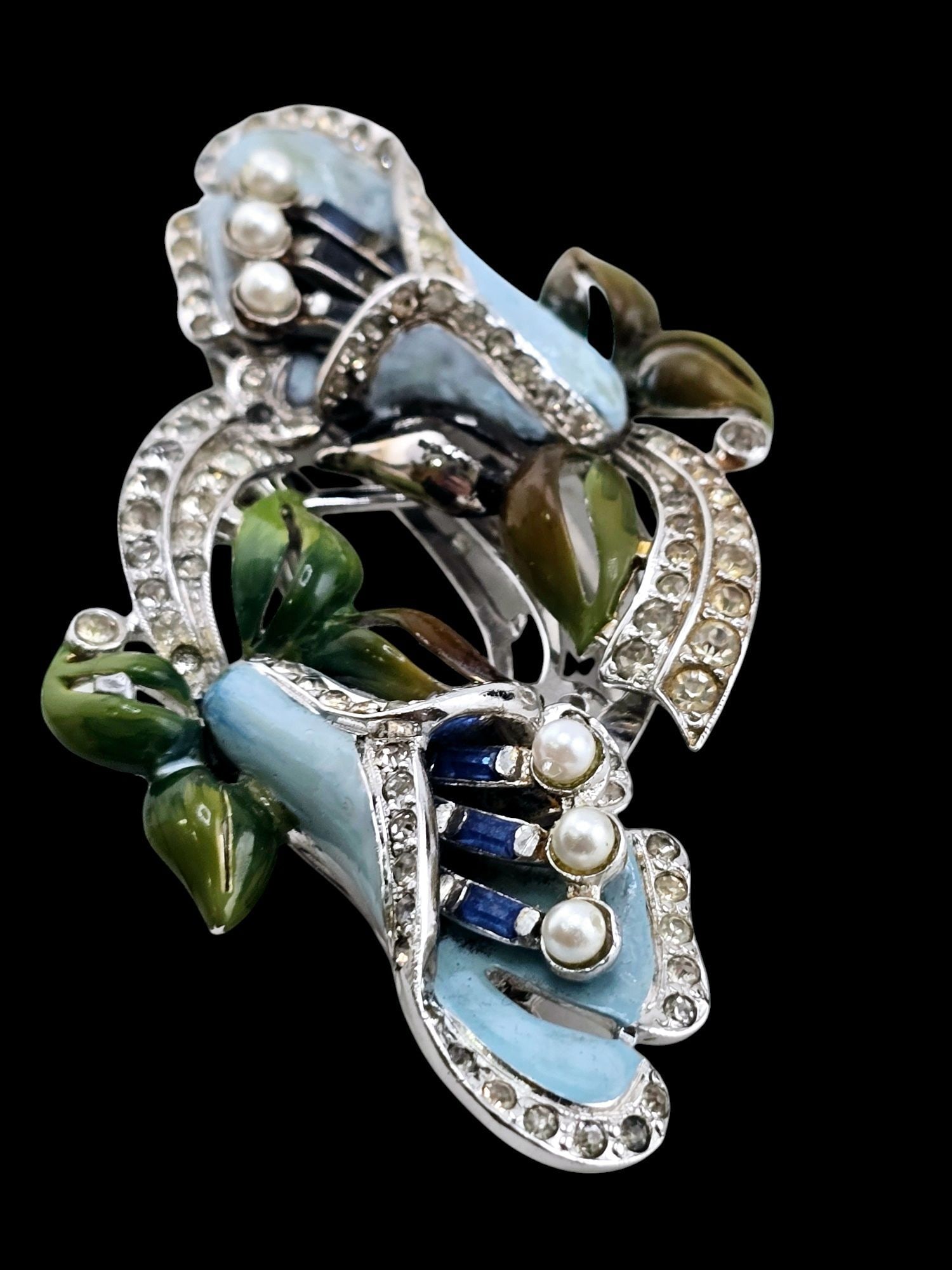 BEAUTIFUL CORO DUETTE SIGNED ENAMEL FLOWER CLIPS/ BROOCH: BEAUTIFUL CORO DUETTE SIGNED ENAMEL FLOWER CLIPS/ BROOCH, THE ENAMEL IS PRETTY GOOD, *BUT POSSIBLY HAS BEEN TOUCHED UP, AS I DO SEE A LITTLE PAINT ON THE SILVER PART OF 1 DUETTE. ALSO A SMALL AREA OF