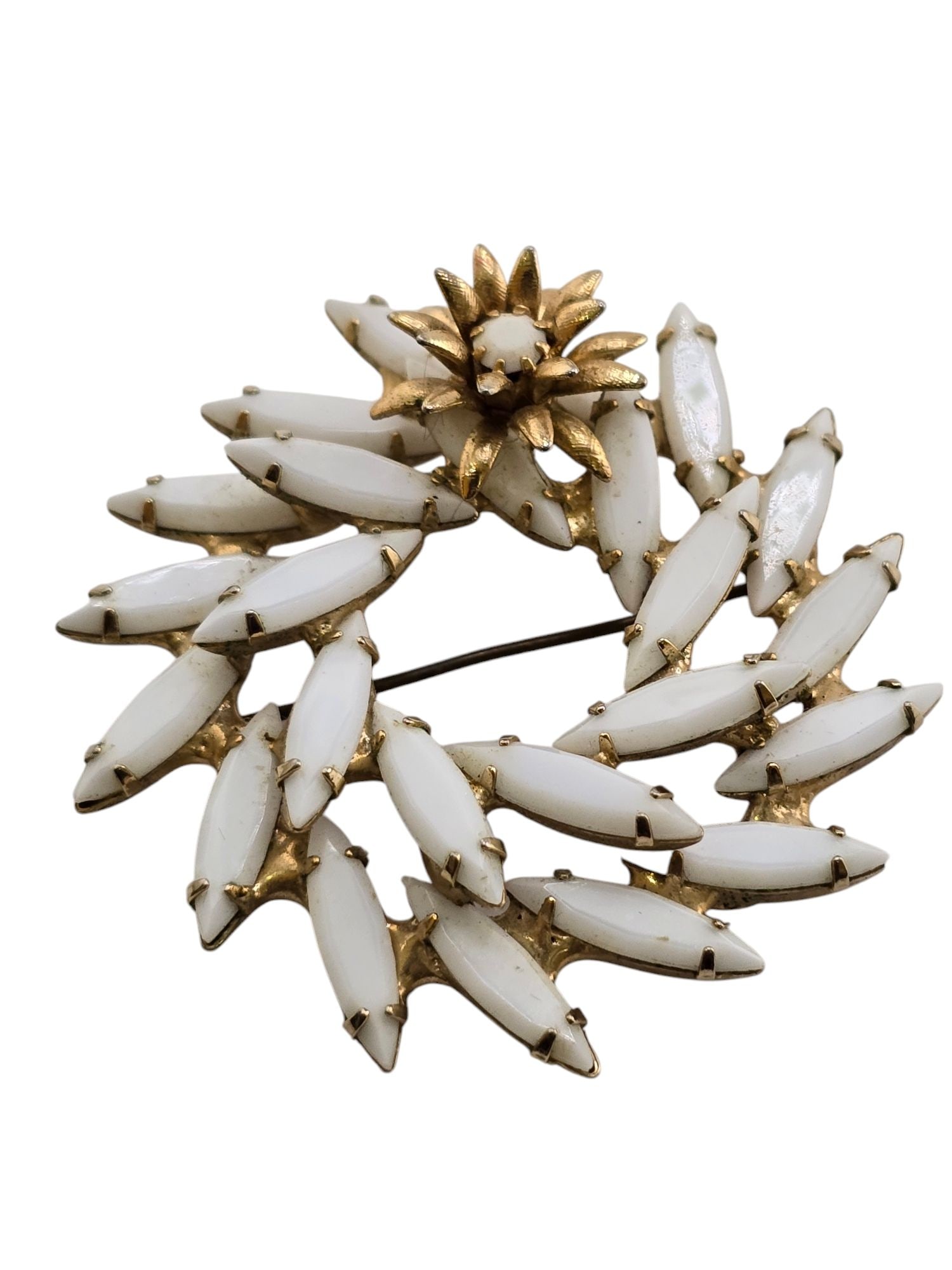 VINTAGE SIGNED ALICE CAVINESS MILK GLASS NAVATTE WREATH AND FLOWER BROOCH: VINTAGE SIGNED ALICE CAVINESS MILK GLASS NAVATTE WREATH AND FLOWER BROOCH, IN BEAUTIFUL CONDITION, SIGNED, APPLIED METAL FLOWER, 2". WE OFFER IN-HOUSE SHIPPING AS WELL AS LIVE SHIPPING AND LOCAL PICK 