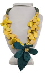 VINTAGE COLORED WOOD TROPICA FLOWER NECKLACE