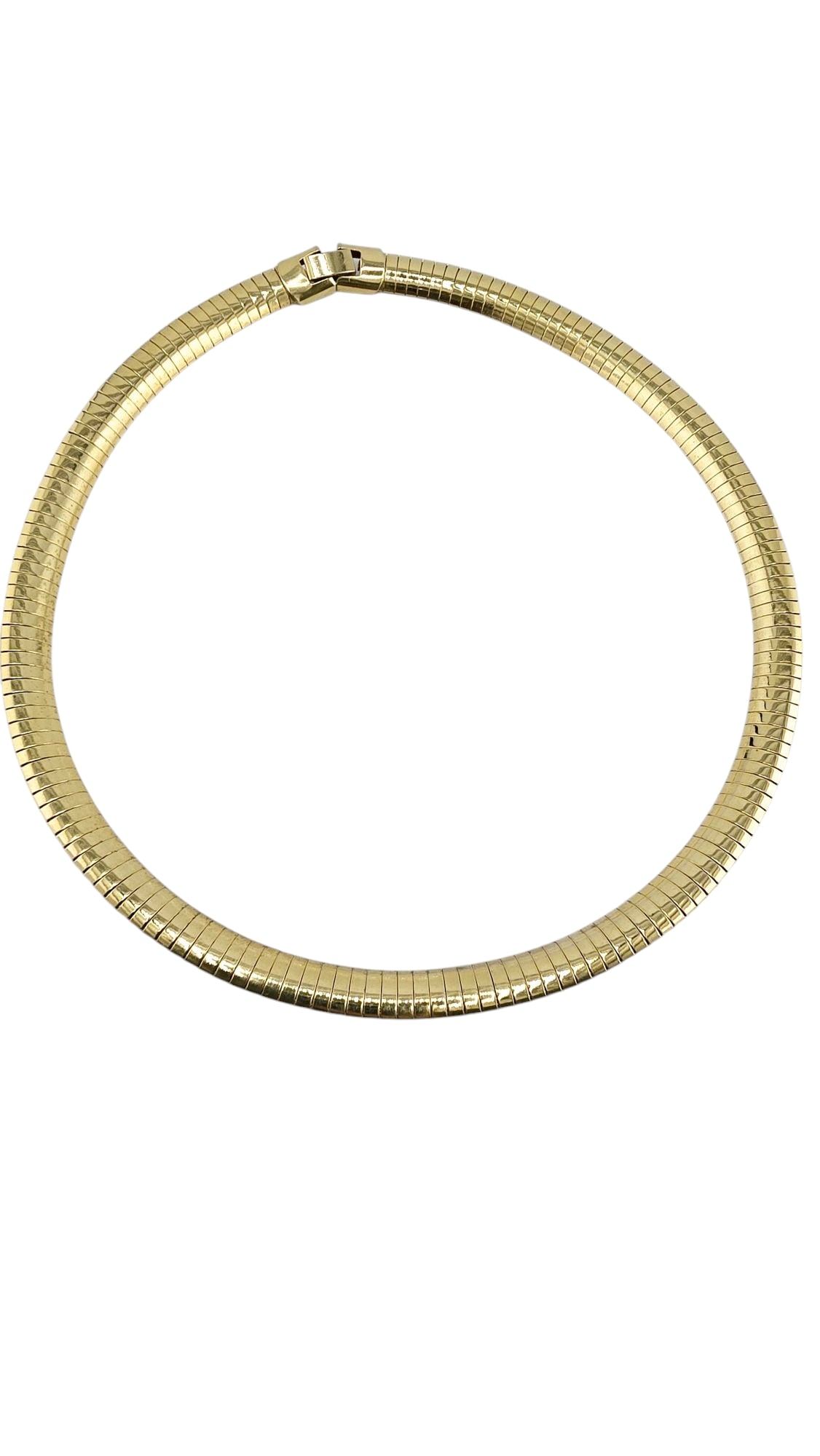 VINTAGE OMEGA STYLE GOLD TONE COLLAR NECKLACE: VINTAGE OMEGA STYLE GOLD TONE COLLAR NECKLACE, ABOUT 15". UNSIGNED. WE OFFER IN-HOUSE SHIPPING AS WELL AS LIVE SHIPPING AND LOCAL PICK UP! Please note: In-house shipping is not quoted on the auction. 