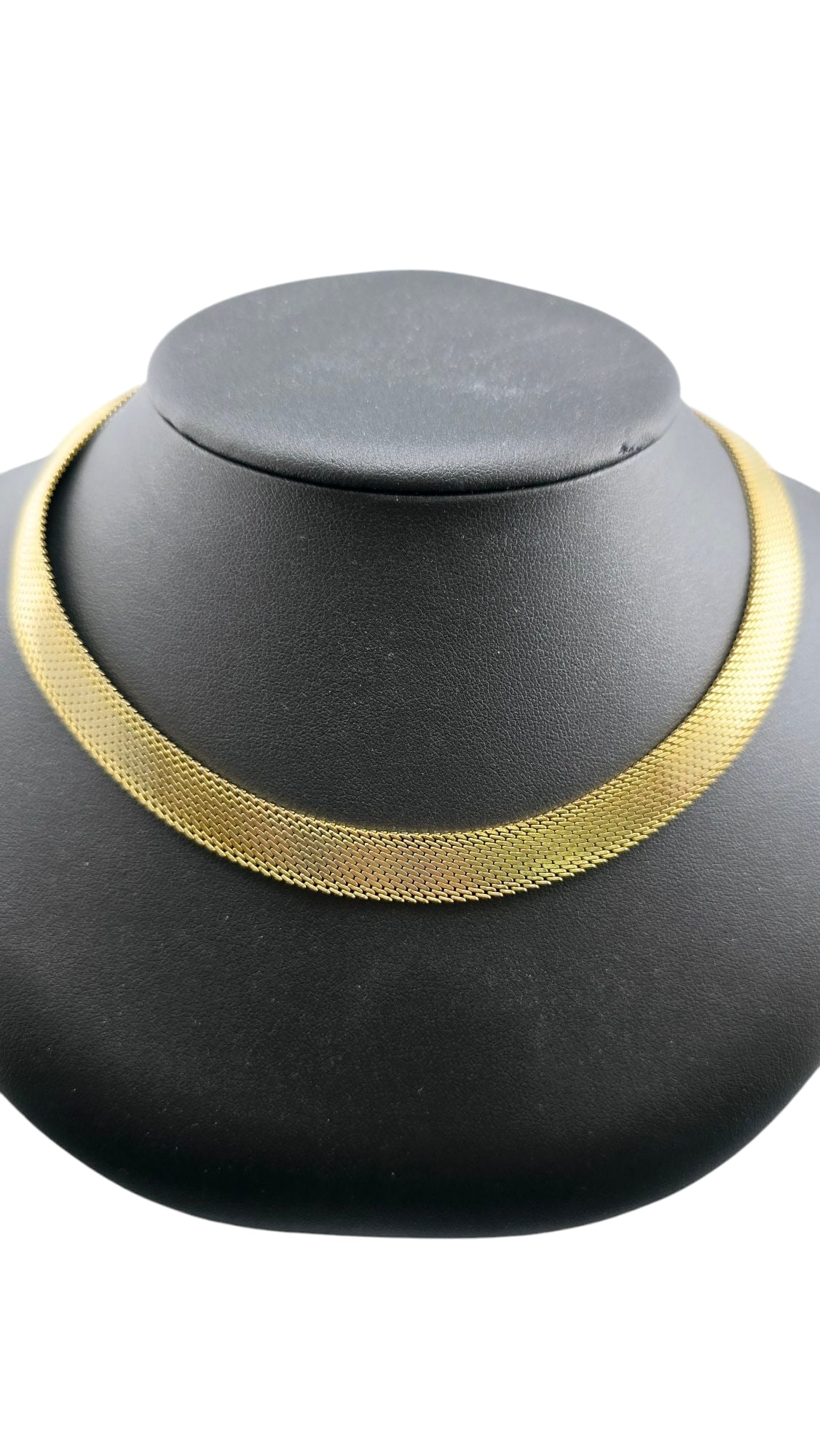 VINTAGE MESH STYLE GOLD TONE COLLAR NECKLACE: VINTAGE MESH STYLE GOLD TONE COLLAR NECKLACE, ABOUT 15". UNSIGNED LOOKS REAL! WE OFFER IN-HOUSE SHIPPING AS WELL AS LIVE SHIPPING AND LOCAL PICK UP! Please note: In-house shipping is not quoted on the