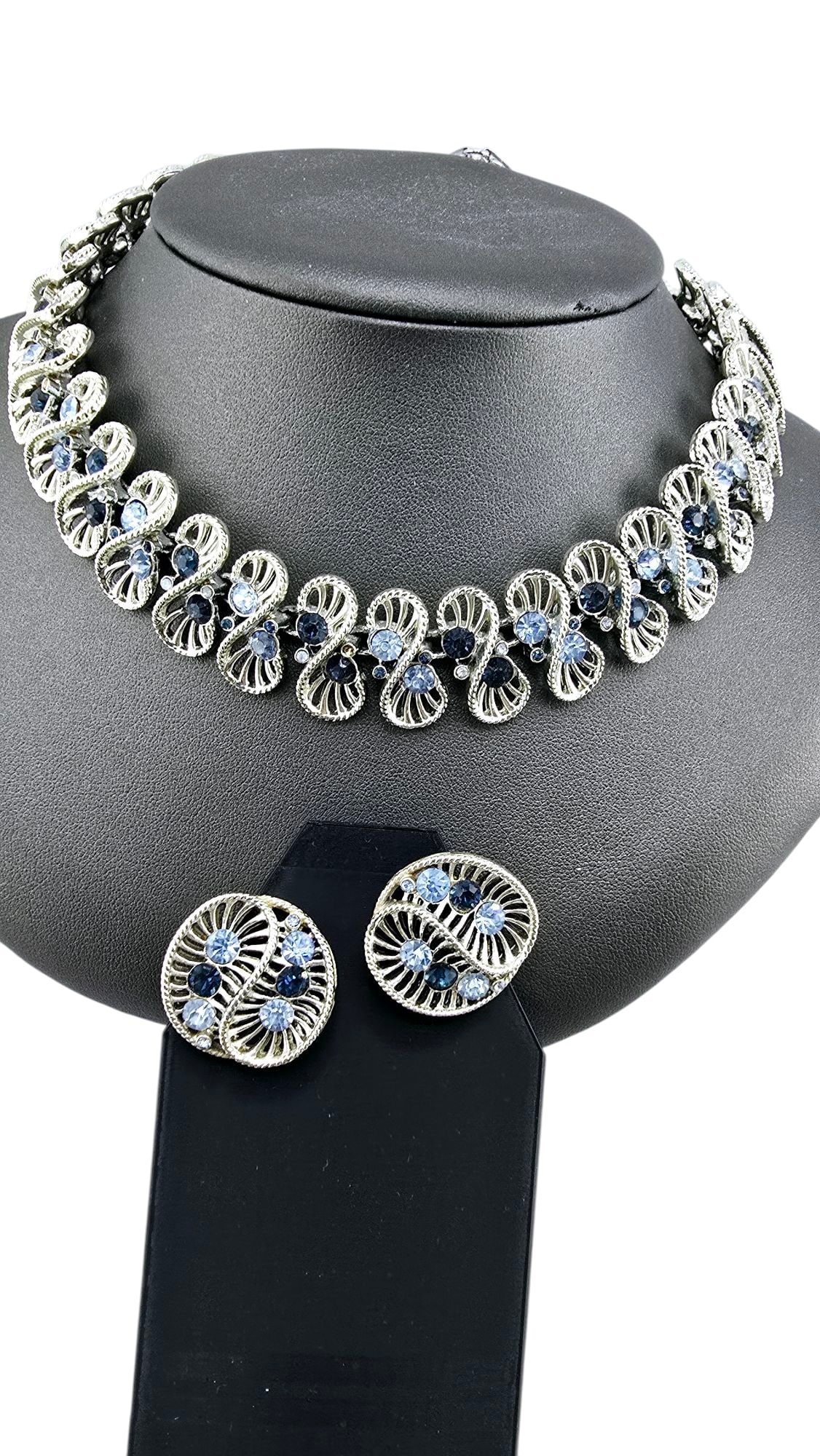 VINTAGE CORO SIGNED RHINESTONE NECKLACE AND EARRINGS SET: VINTAGE CORO SIGNED RHINESTONE NECKLACE AND EARRINGS SET. NECKLACE 19", CLIP EARRINGS 1". GOOD CONDITION, BUT ABOUT 5/8 TINY RHINESTONE ARE MISSING IN NECKLACE. ALL SIGNED! WE OFFER IN-HOUSE SHIPPING