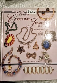 20TH CENTURY COSTUME JEWELRY 1900-1980 IDENTIFICATION AND VALUE GUIDE BOOK