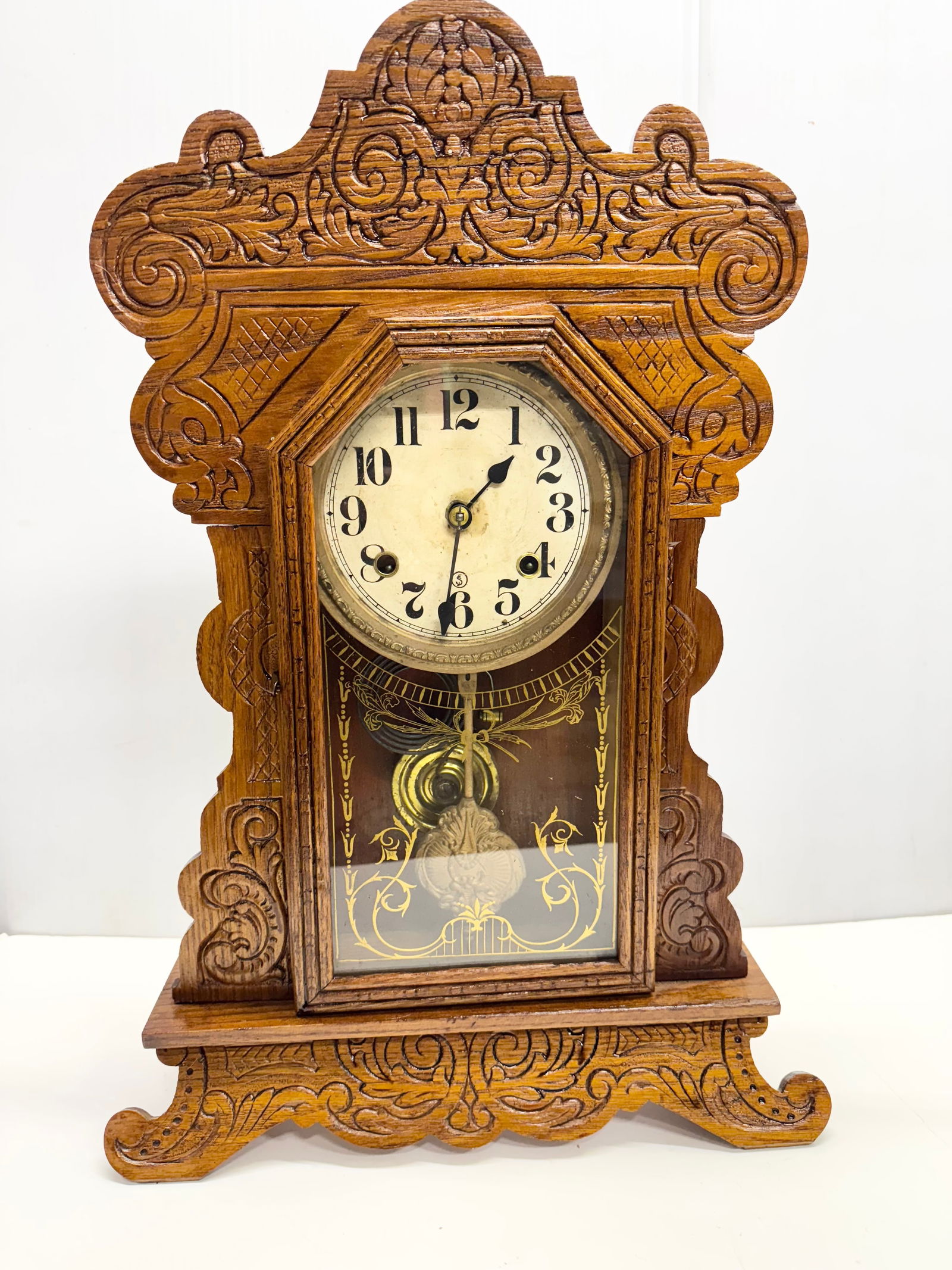 Waterbury Clock Company Waterbury Conn. USA Gingerbread Orante Oak Working Clock