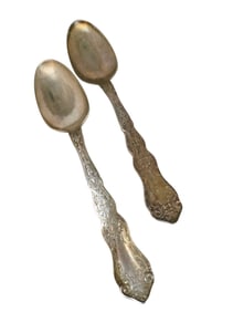 VINTAGE WM ROGERS ELABORATE SET OF 2 FANCY TEASPOONS