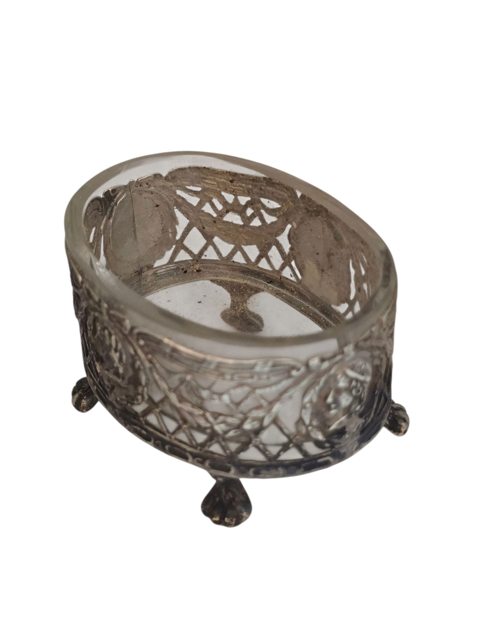 ANTIQUE VICTORIAN FOOTED STERLING 925 SILVER GLASS SALT CELLAR MARKED WYLER: ANTIQUE VICTORIAN FOOTED STERLING 925 SILVER GLASS SALT CELLAR MARKED WYLER. 1.75" HIGH BY 2.5". BEAUTIFUL DESIGN, FOOTED OVAL SHAPE. GLASS DOES NOT LIFT OUT. WEIGHT WITH GLASS 81 GRAMS.