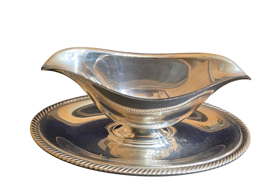 VINTAGE HEAVY SILVER PLATE GRAVY BOAT (1 of 4)