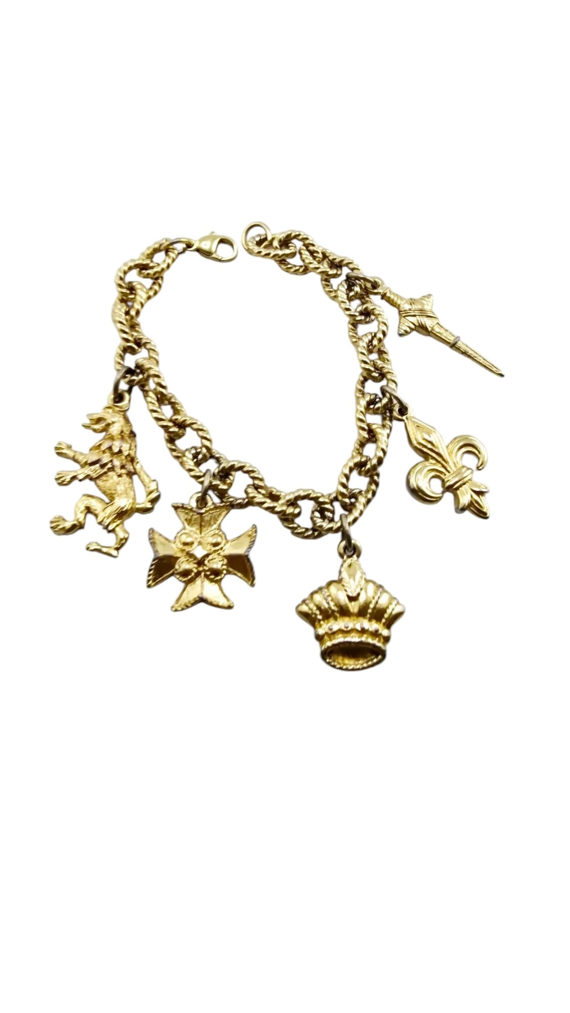 VINTAGE TRIFARI GOLD TONE HERALDIC CHARM BRACELET: VINTAGE TRIFARI GOLD TONE HERALDIC CHARM BRACELET. HEAVY TEXTURED LINK BRACELET, SIGNED BEHIND THE CROWN CHARM, LOBSTER CLAWS, 8". Shipping Information – Please Read We now work with a third-party s