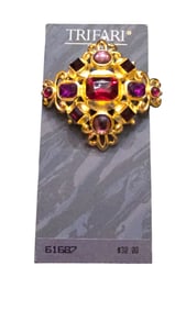 VINTAGE NOS TRIFARI 90S MATTE GOLD GLASS AND ACRYLIC BROOCH ON ORIGINAL CARD