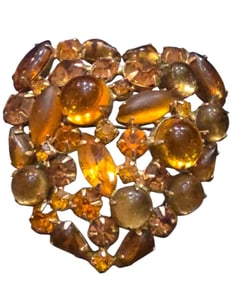 STUNNING KARU ARKE PRONG SET GLASS HEART BROOCH