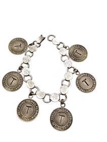 VINTAGE SARAH COVENTRY TREASURE IS CAUSEWAY BAY RETURN TRIP TOKEN CHARM BRACELET.