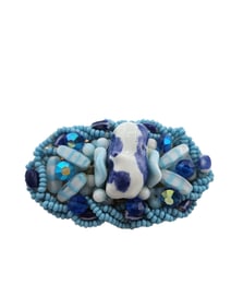 VINTAGE UNSIGNED WIRED PORCELAIN, ART GLASS & CRYSTAL BROOCH