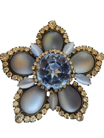 FABULOUS DIMENSIONAL GLASS AND RHINESTONE NOS VRBA FLOWER BROOCH