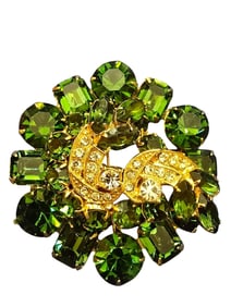 STUNNING LAYERED WEISS SIGBED EMERALD GREEN RHINESTONE BROOCH
