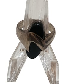 VINTAGE STERLING AND ONYX SIZE 9 RING