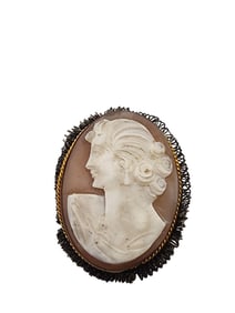 ANTIQUE LEFT FACING CAMEO BROOCH OR PENDANT